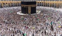 معتمرن في صحن الكعبة
