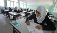 طالبة تؤدي امتحان الثانوية العامة "توجيهي"- ارشيفية
