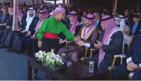 طفل يسلم ورقة لملك الأردن