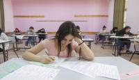 طالبة خلال تقديم امتحان - ارشيفية
