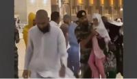 رجل أمن يحمي طفلة من العواصف بمكة