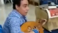 ملحن مصري يتلو القرآن على أنغام العود
