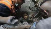 فلسطينيون يحاولون إخراج فتاة من تحت أنقاض مبنى دمرته الغارات الجوية الإسرائيلية في مخيم جباليا للاجئين شمال قطاع غزة، الأربعاء، 1 نوفمبر 2023.Abed Khaled/The AP