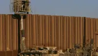 جندي إسرائيلي يراقب محور فيلادلفيا الواقع على الحدود بين مصر وقطاع غزة. 11 سبتمبر 2005 - REUTERS