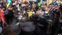 مواطنون في غزة يحاولون الحصول على وجبة