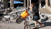 طفلة تبحث عن ماء في غزة
