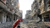 مواطن يحمل فراشه في قطاع غزة