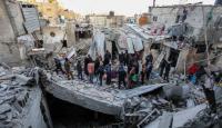 مواطنون يتفقدون منزلاً عقب قصفه من قبل طائرات الاحتلال - غيتي