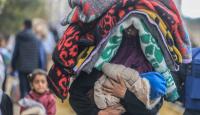 سيدة فلسطينية تنزح من مستشفى ناصر