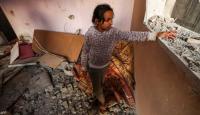 فتاة فلسطينية تعاين منزل دمرته ضربات إسرائيلية الاثنين