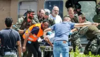 إجلاء جريح من مروحية تابعة لسلاح الجو الإسرائيلي أثناء هبوطها في أراضي مركز شيبا تل هاشومير الطبي في رمات جان في أعقاب تحرير محتجزين في مخيم النصيرات بوسط غزة. 8 يونيو 2024 - AFP