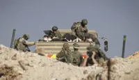 جنود إسرائيليون يحتجزون فلسطينيين معصوبي الأعين في شاحنة في حي الزيتون 19 نوفمبر 2023 AFP - MAHMUD HAMS