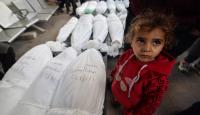 طفلة أمام جثامين شهداء من عائلتها في غزة