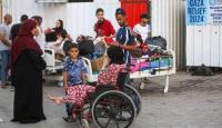 مرضى ينزحون من مستشفى شهداء الاقصى عقب طلب جيش الاحتلال باخلاء المنطقة