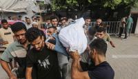 مواطنون يشيعون عدد من الشهداء في مستشفى شهداء الأقصى بدير البلح وسط قطاع غزة