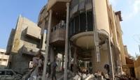 مواطنون يتفقدون الدمار جراء قصف الاحتلال على مخيم النصيرات وسط قطاع غزة