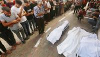 مواطنون يشيعون عدد من الشهداء في مستشفى شهداء الأقصى بدير البلح وسط قطاع غزة