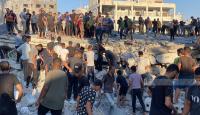 مواطنون يتفقدون الدمار الذي خلفه القصف الاسرائيلي على مدرسة صفد في حي الزيتون بمدينة غزة