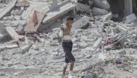 فتى فقد يداه جراء القصف الإسرائيلي