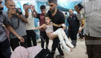 نقل عدد من الجرحى جراء القصف الإسرائيلي إلى مستشفى شهداء الأقصى في دير البلح وسط قطاع غزة
