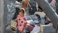 طفلة بين الركام والخيام في فطاع غزة