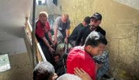 مواطنون يحاولون انقاذ شاب عقب اصابته في قصف إسرائيلي