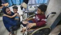 ام تحاول تهدئة أطفالها بعد قصف الاحتلال