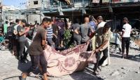 مواطنون يحملون جثامين شهداء في قطاع غزة