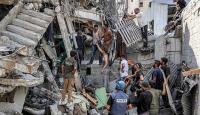 مواطنون يتفقدون منازلهم عقب القصف الاسرائيلي