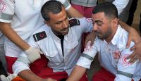 المسعف المتطوع في جمعية الهلال الأحمر الفلسطيني عبد العزيز البرديني خلال توديع والدته