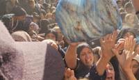 مواطنون في غزة خلال محاولة الحصول على خبز