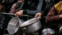 أطفال من قطاع غزة يمتظرون الحصول على وجبة طعام