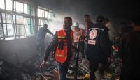 عناصر من الدفاع المدني يحاولون انقاذ مواطنين