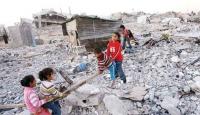 أطفال فلسطينيون يلعبون على ركام الحرب الإسرائيلية في قطاع غزة