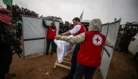 الصليب الأحمر يتسلم جثث الأسرى في غزة