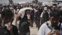 يحمل فلسطينيون صناديق وأكياساً تحتوي على مساعدات غذائية وإنسانية قدمتها «مؤسسة غزة الإنسانية» وهي منظمة مدعومة من الولايات المتحدة ووافقت عليها إسرائيل في رفح (أ.ب)