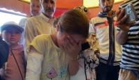الطفلة صفاء الأغا أثناء توديع جثامين أمها وأبيها وشقيقها الأصغر