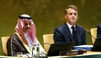 وزير الخارجية السعودي الأمير فيصل بن فرحان والرئيس الفرنسي إيمانويل ماكرون يحضران قمة الأمم المتحدة بشأن «حل الدولتين» في مقر الأمم المتحدة بنيويورك (أ.ف.ب)