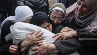 وداع جثامين الشهداء في مستشفى شهداء الأقصى في دير البلح وسط قطاع غزة