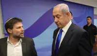 وزير المالية الإسرائيلي بتسلئيل سموتريتش مع نتنياهو (أرشيفية- رويترز)
