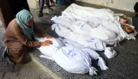 سيدة من غزة تودع أقاربها الشهداء