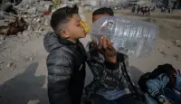 من سكان قطاع غزة لا يمكنهم الوصول إلى مياه صالحة للشرب (رويترز)