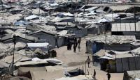 خيام تؤوي نازحين فلسطينيين على طول ميناء غزة