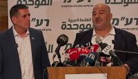 رئيس القائمة الموحدة، منصور عباس، إلى جانب سيغالوفيتش