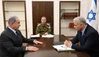 لبيد (يمين) ونتنياهو خلال اجتماع الصيف الماضي