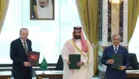 محمد بن سلمان ورجب طيب إردوغان وشهباز شريف عقب توقيع «اتفاقية مكة»