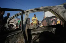 فلسطيني يتفحص سيارة تعرضت لغارة إسرائيلية في مخيم المغازي وسط قطاع غزة (أ.ب)