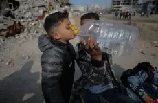 من سكان قطاع غزة لا يمكنهم الوصول إلى مياه صالحة للشرب (رويترز)
