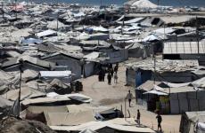 خيام تؤوي نازحين فلسطينيين على طول ميناء غزة