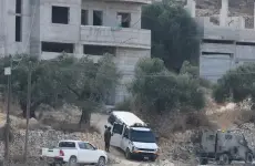 الجيش الإسرائيلي قرب منزل تعرض لهجوم من مستوطنين في قرية قصرة بالضفة الغربية المحتلة